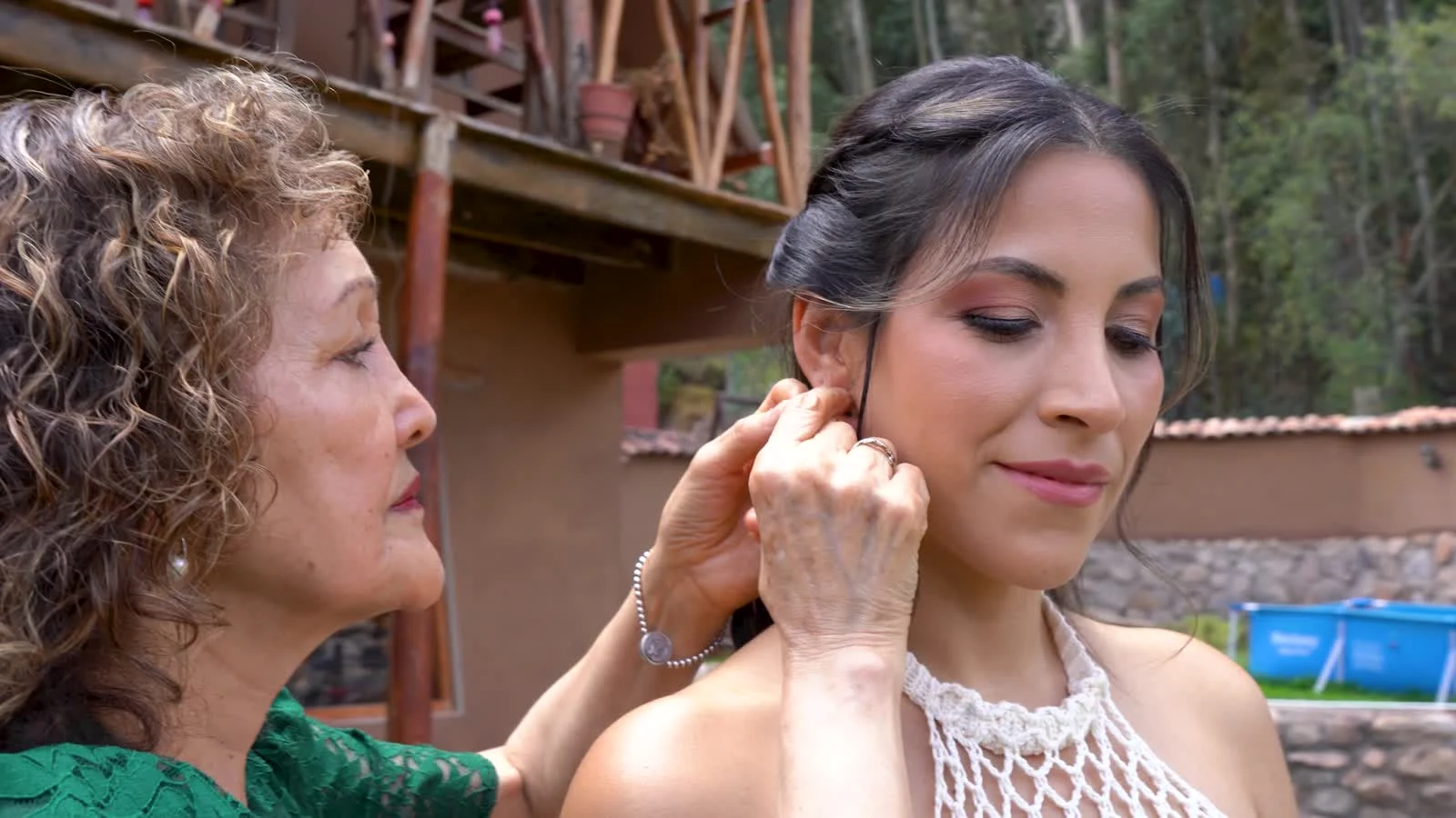 Un momento de los preparativos en la película de Claudia y Matías