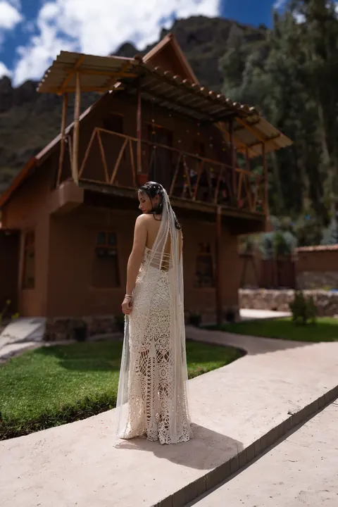 Retrato de la novia entre jardines y montañas
