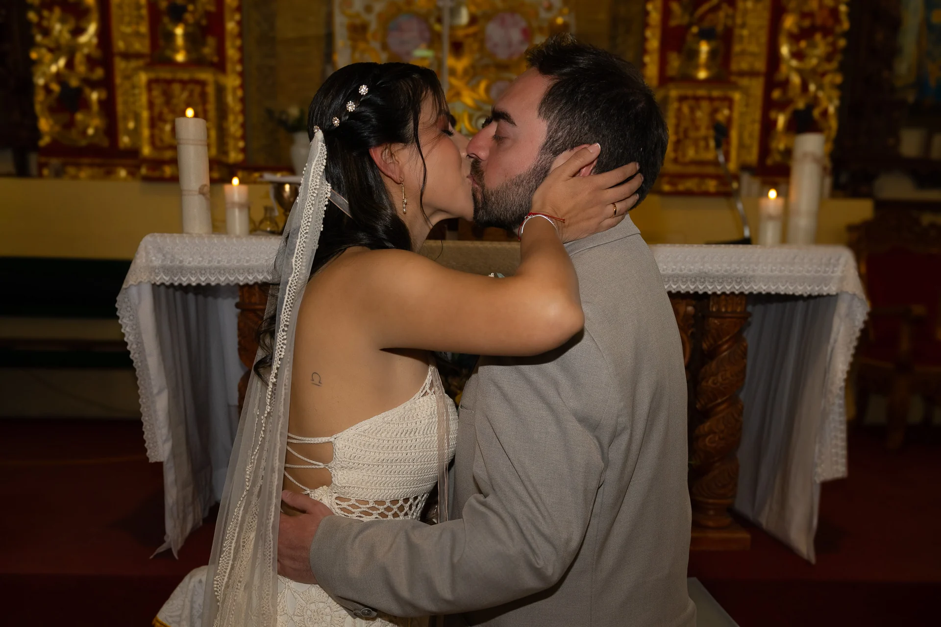Claudia y Matías se besan durante su ceremonia de boda