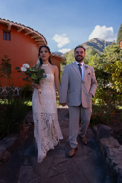 De la mano, entre jardines y montañas