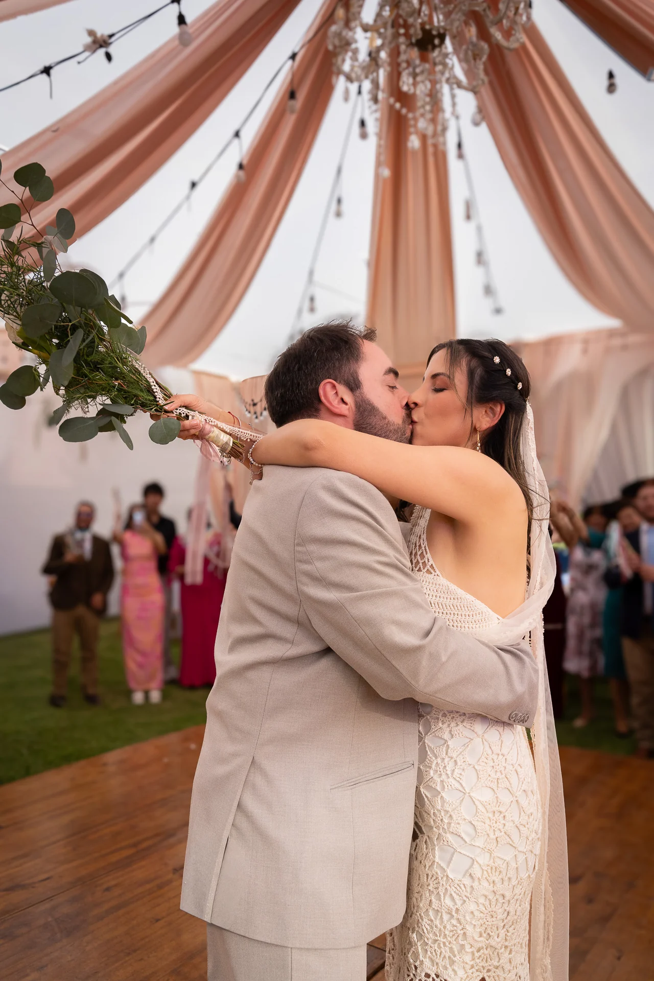Un beso de Claudia y Matías durante la celebración
