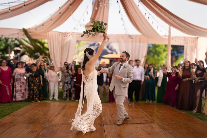 Claudia y Matías bailan rodeados de sus invitados durante su boda